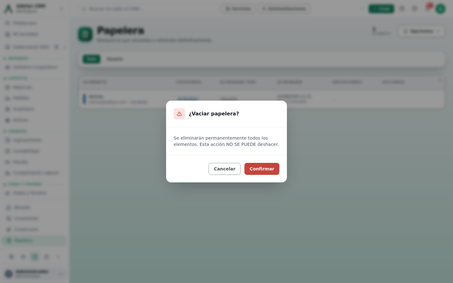 Diálogo «¿Vaciar papelera?» sobre el módulo Papelera, con el texto «Se eliminarán permanentemente todos los elementos. Esta acción NO SE PUEDE deshacer» y los botones Cancelar y Confirmar.