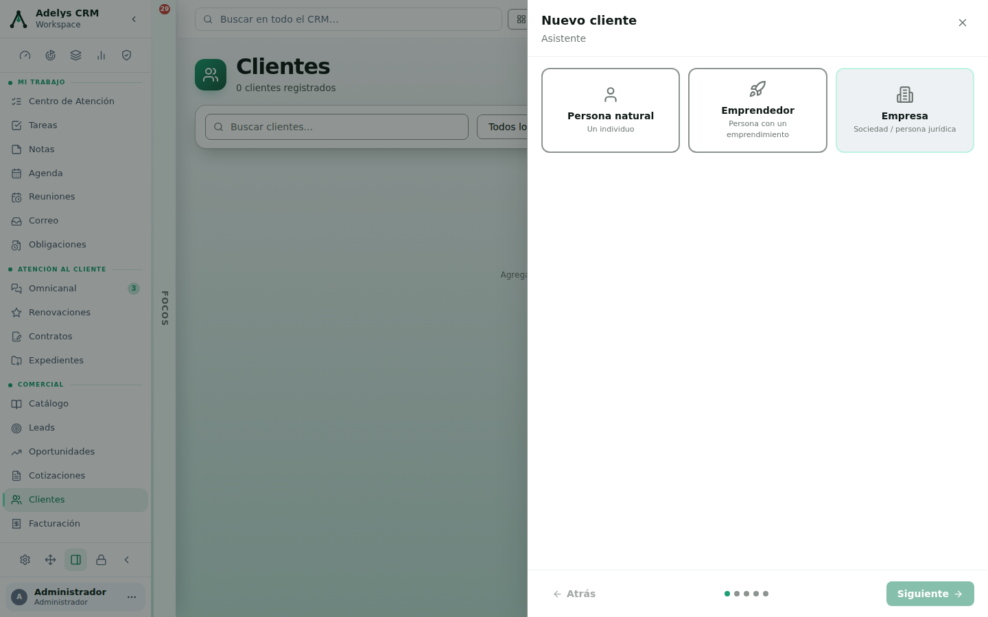 Panel lateral «Nuevo cliente · Asistente» con tres tarjetas para elegir: Persona natural (un individuo), Emprendedor (persona con un emprendimiento) y Empresa (sociedad / persona jurídica), y cinco puntos de progreso en el pie