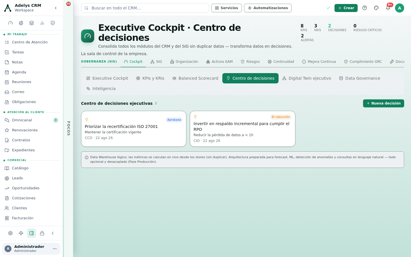 Pestaña Centro de decisiones con el botón Nueva decisión y dos tarjetas: Priorizar la recertificación ISO 27001, motivo mantener la certificación vigente, responsable CCO, aprobada; e Invertir en respaldo incremental para cumplir el RPO, motivo reducir la pérdida de datos a menos de una hora, responsable CIO, en ejecución