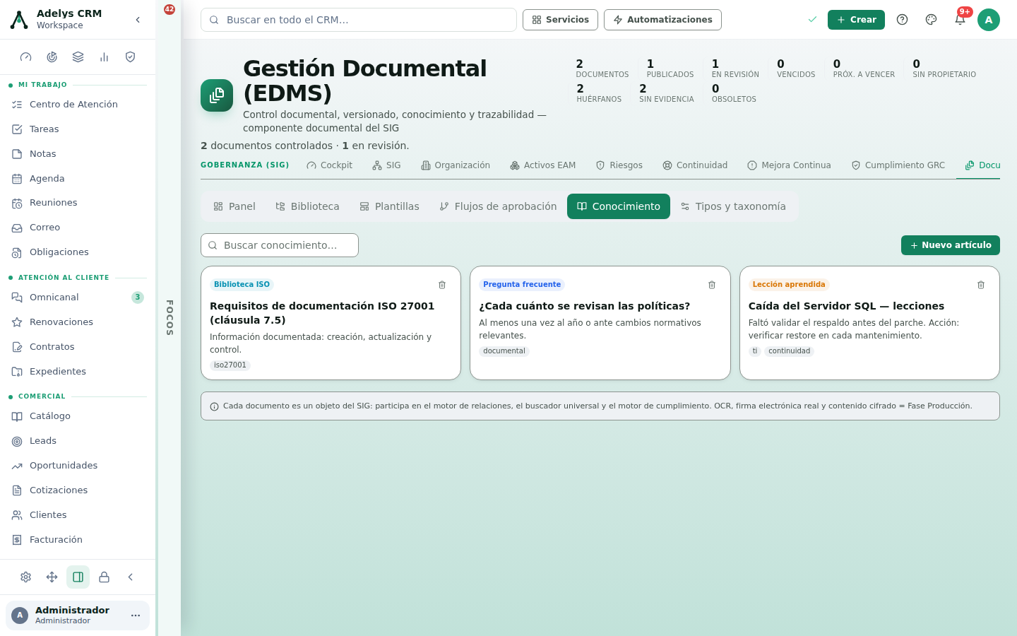 Pestaña Conocimiento con buscador y botón Nuevo artículo, y tres tarjetas: Biblioteca ISO con los requisitos de documentación de ISO 27001 cláusula 7.5; Pregunta frecuente sobre cada cuánto se revisan las políticas; y Lección aprendida de la caída del servidor SQL, con la acción de verificar el restore en cada mantenimiento