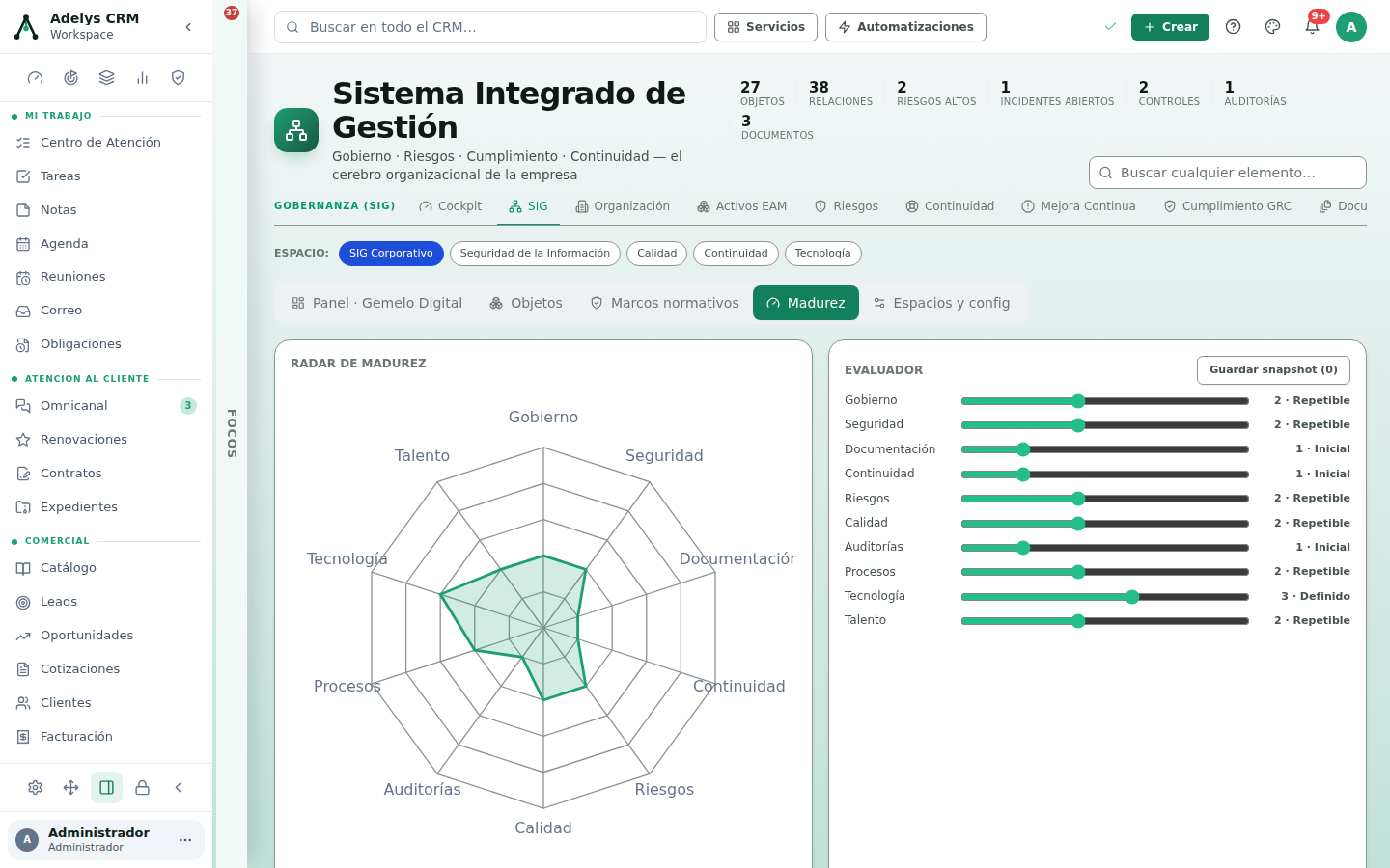 Pestaña Madurez: radar de diez dimensiones a la izquierda y a la derecha el evaluador con un deslizador por dimensión y su nivel (Inicial, Repetible, Definido), con el botón Guardar snapshot