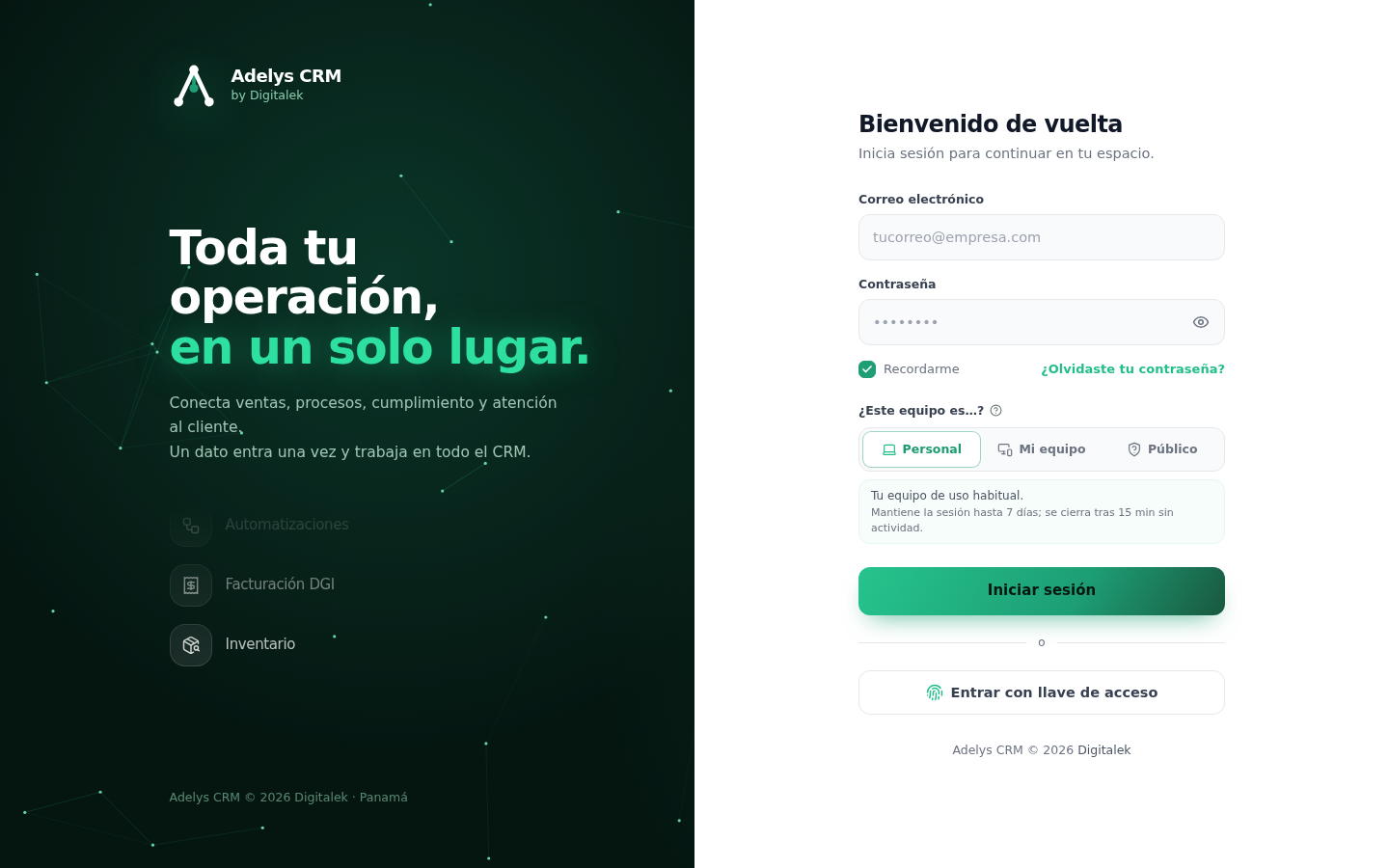 Pantalla de inicio de sesión de Adelys CRM: a la izquierda el lema «Toda tu operación, en un solo lugar»; a la derecha el formulario con Correo electrónico, Contraseña, Recordarme, el selector ¿Este equipo es…? con Personal, Mi equipo y Público, el botón Iniciar sesión y la opción Entrar con llave de acceso.