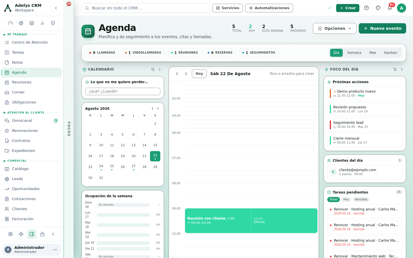 Módulo Agenda en vista Día: cifras del encabezado, chips por tipo de evento, calendario mensual a la izquierda, rejilla de horas al centro con un evento de 09:00 a 10:00 y la columna Foco del día a la derecha