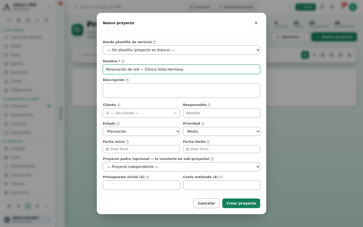 Modal Nuevo proyecto con el selector Desde plantilla de servicio, el campo Nombre lleno con «Renovación de red — Clínica Vista Hermosa», descripción, cliente, responsable, estado Planeación, prioridad Media, fechas, proyecto padre, presupuesto inicial y costo estimado